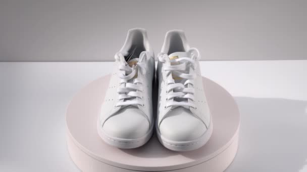 近视旋转白色的阿迪达斯运动鞋孤立的背景 乌普萨拉 2022 — 图库视频影像