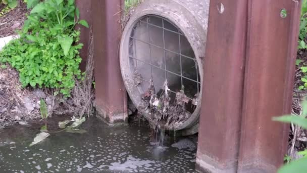 Pohled Čisticí Síť Drážkový Odpad Konci Vodovodního Potrubí Životní Prostředí — Stock video