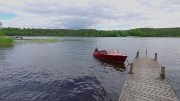 Bela Vista Água Com Três Barcos Estacionados Costa Fundo Lago — Vídeo de Stock