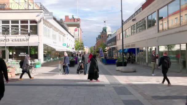 Vacker Utsikt Över Shoppinggatan Med Butiker Centrala Uppsala Solig Sommardag — Stockvideo