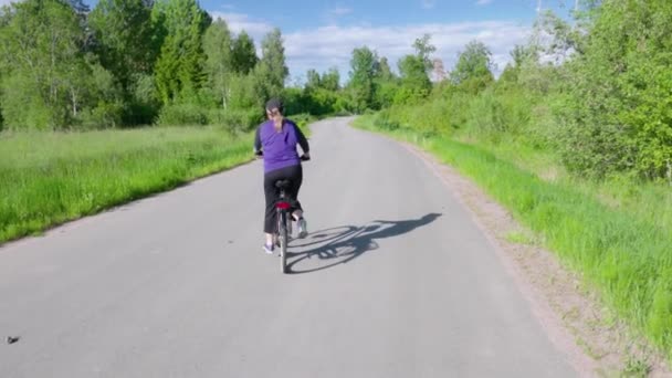 Pemandangan Indah Wanita Dengan Sepeda Bergerak Jalan Kecil Dengan Latar — Stok Video