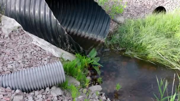 パイプから流れ出す下水のクローズアップビュー スウェーデン — ストック動画