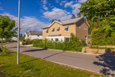 Modern köy evlerinin güzel yaz manzarası. İsveç.