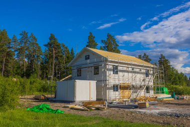 İnşaat alanındaki köydeki modern ahşap konut binasının teknolojik görüntüsü. İsveç. Uppsala. 06.26.2022.
