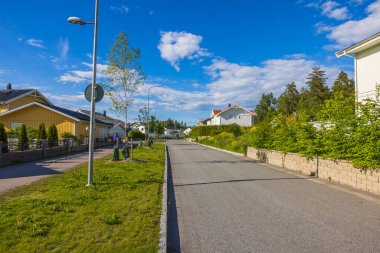 Yazlık köydeki modern köy evlerinin güzel manzarası. İsveç.