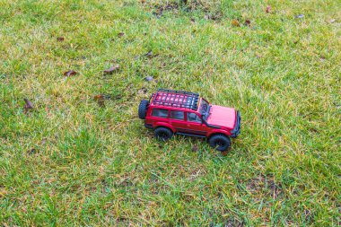 Yeşil çimlerin üzerinde duran uzaktan kumandalı cip modelinin üst görüntüsü. İsveç.