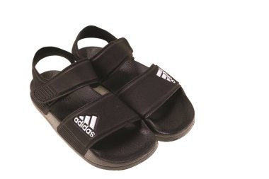 Adidas 'ın beyaz arka plandaki siyah çocuk ayakkabılarının yakın görüntüsü. İsveç. Uppsala. 06.29.2022.
