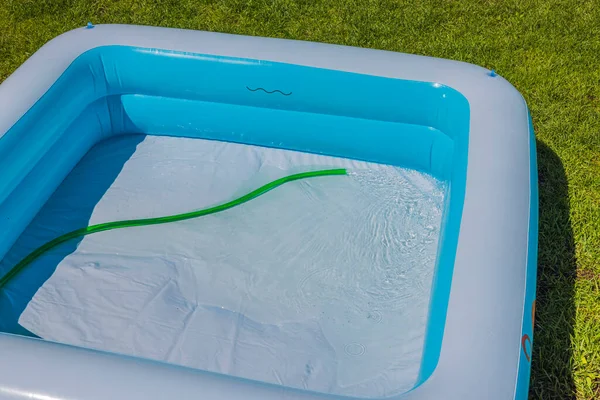 在炎热的日子里 可以看到孩子们的游泳池里充满了水 可以在花园里游泳 — 图库照片