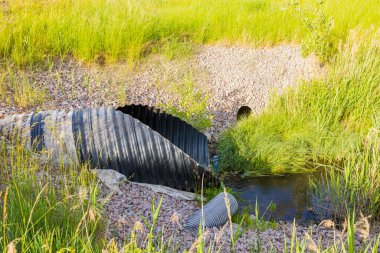 Yolun kenarından çıkan drenaj borularının yakın görüntüsü. Teknoloji konsepti oluşturma. 