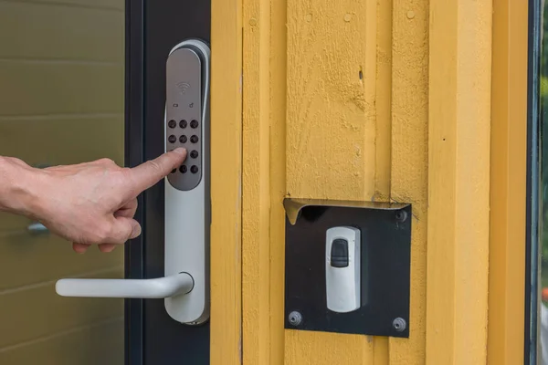 현관문의 디지털잠금 장치에서 사람의 코드를 가까이 수있다 스웨덴 — 스톡 사진