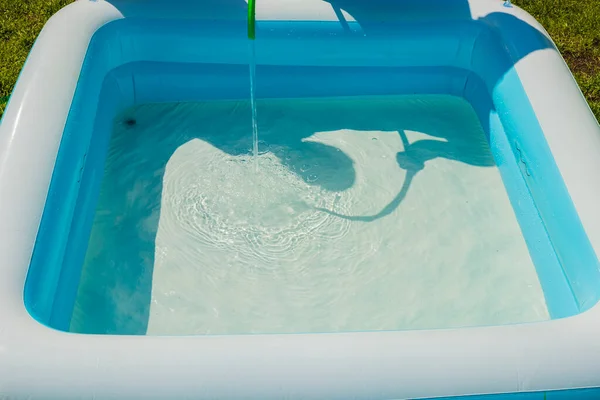 Vista Perto Água Que Corre Piscina Inflável Branca — Fotografia de Stock