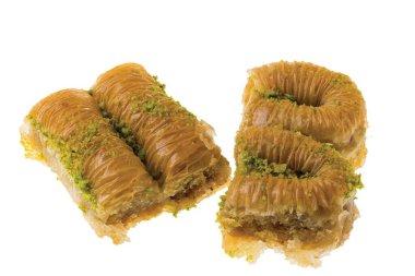 Beyaz arka planda izole edilmiş dört parça pastalı tatlı baklavasının görüntüsünü kapat. İsveç.