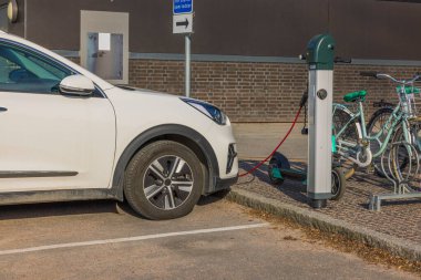 Elektrikli taşıt şarj istasyonundan bağlı elektrikli arabanın görüntüsü. İsveç. 