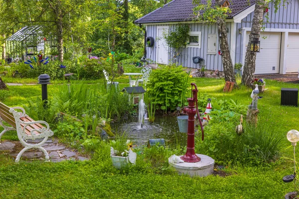 Bella Vista Sul Colorato Giardino Privato Con Fontana Laghetto Artificiale — Foto Stock