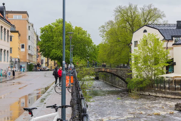 Krásný Výhled Centrum Města Starým Mostem Přes Řeku Jarním Deštivém — Stock fotografie