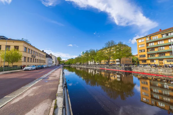 Krásný Výhled Architekturu Řeku Klidnou Vodou Centru Města Švédsko Uppsala — Stock fotografie