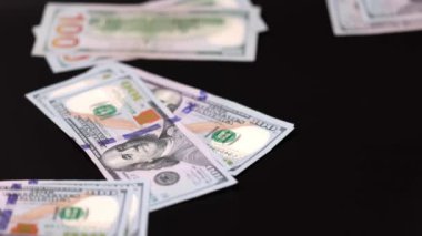 Dolar 'ın banknotlarının siyah arka plana düşüşünün görüntüsü. Ekonomi nakit para konsepti. İsveç. 
