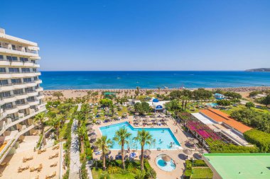 Otel manzaralı balkondan nefes kesici bir manzara ve Akdeniz 'de bir plaj. Rodos. Yunanistan. 07.15.2022.