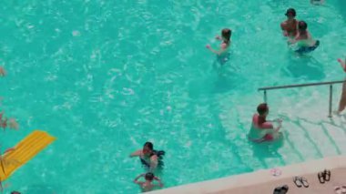 Otelin açık yüzme havuzunda yıkanan turistlerin güzel manzarası. Rodos. Yunanistan. 07.15.2022.