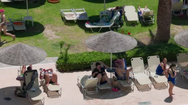 Beautiful Top View Tourists Resting Sun Loungers Hotel Pool Rhodes — Vídeo de Stock