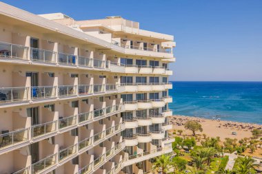 Akdeniz kıyısında balkonları olan bir otel binasının güzel manzarası.. 