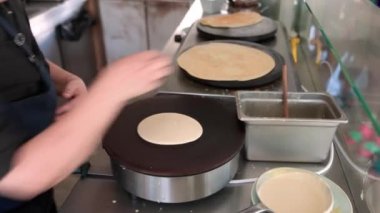 Krep pişiren bir kadının yakın görüntüsü, ince krep türü. Yunanistan. 