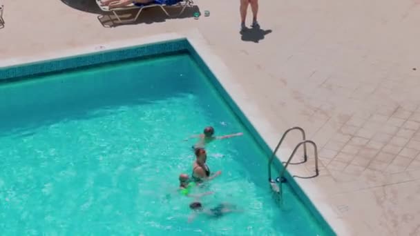 Beautiful View Woman Children Outdoor Swimming Pool Warm Sunny Day — Vídeo de stock