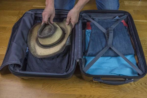 Nahaufnahme Eines Mannes Der Vor Der Reise Kleidung Ins Gepäck — Stockfoto