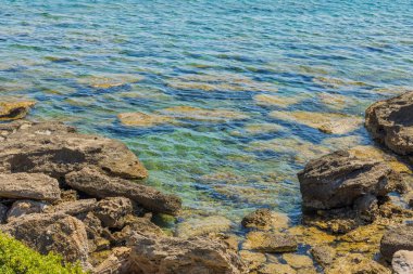 Kayalık Akdeniz sahilinin güzel manzarası. Yunanistan.