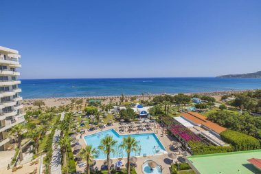 Akdeniz 'de güzel bir otel manzarası ve plaj manzarası var. Rodos. Yunanistan. 07.15.2022.
