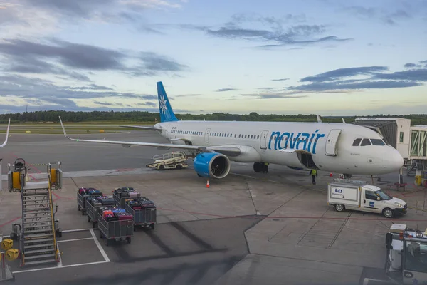 Gyönyörű Kilátás Nyílik Novair Repülőgép Parkoló Repülőtéren Poggyász Szekerek Betöltésére — Stock Fotó