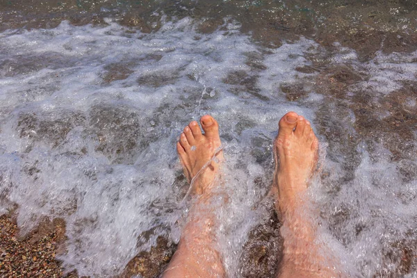 Close View Male Legs Seashore Rolling Wave Summer Vacation Concept — ストック写真