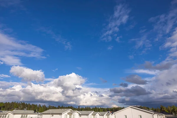 Hermosa Vista Del Cielo Azul Con Nubes Trueno Sobre Techos — Foto de Stock