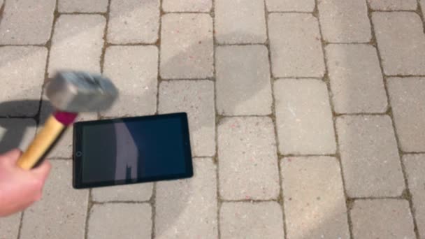 Short Slow Motion Film Showing Man Hand Crashing Tablet Sledgehammer — Video