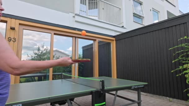 Slow Motion Film Waarbij Vrouwtje Speelt Met Oranje Tafeltennisbal Zweden — Stockvideo