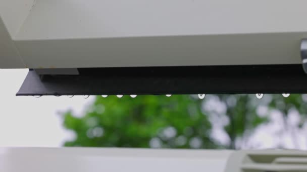Makro Widok Spadających Kropel Deszczu Ramki Okna Świetlik Podczas Deszczu — Wideo stockowe