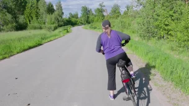 Vacker Utsikt Över Kvinnan Cykel Rör Sig Liten Väg Vacker — Stockvideo