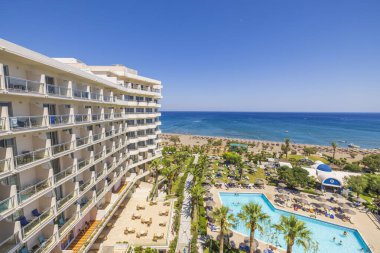 Akdeniz 'de açık havuzu ve plajı olan güzel bir otel manzarası. Rodos. Yunanistan. 07.15.2022.