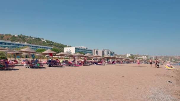 Beautiful View Mediterranean Sea Sand Beach Sunbeds Sun Umbrellas Background — Wideo stockowe