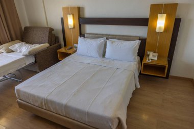 Yataklı bir otel odası manzarası. Rodos. Yunanistan. 07.28.2022.