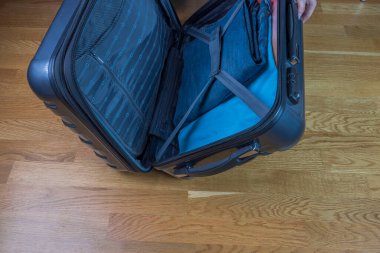 Seyahate çıkmadan önce bavulları toplayan adamın yakın görüntüsü..