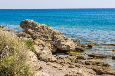 Akdeniz 'deki kayalık sahilin güzel manzarası.