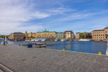Baltık Denizi limanından kıyıya demirlemiş gemilere kadar güzel bir manzara. İsveç. Stockholm. 07.18.2022.