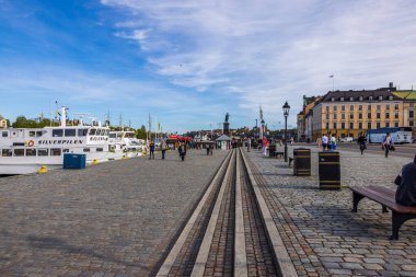 Kraliyet Sarayı 'ndan Baltık Denizi' nin rıhtımına kadar güzel bir manzara. İsveç. Stockholm. 07.18.2022.