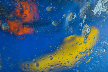 Kırmızı, mavi, sarı soyut tasarım su dokusunun güzel manzarası.