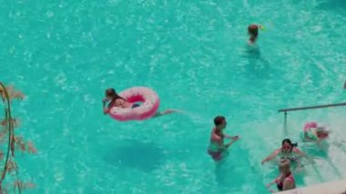 Otelin açık yüzme havuzunda yıkanan turistlerin görüntüsü. Rodos. Yunanistan. 07.15.2022.