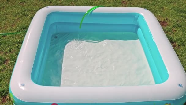 Закріпіть Вигляд Дитячого Басейну Наповненого Водою Садового Шлангу Плавання Теплий — стокове відео