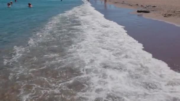 Prachtig Uitzicht Glooiende Golven Zandstrand Van Zee Griekenland — Stockvideo