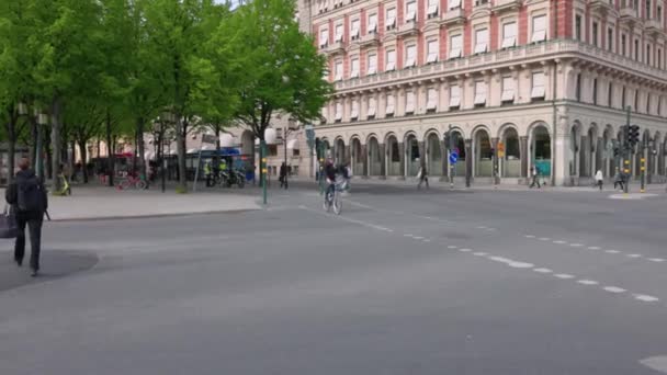 Beautiful View Vehicles Bicycles Moving Downtown Street Stockholm Cityscape View — Wideo stockowe