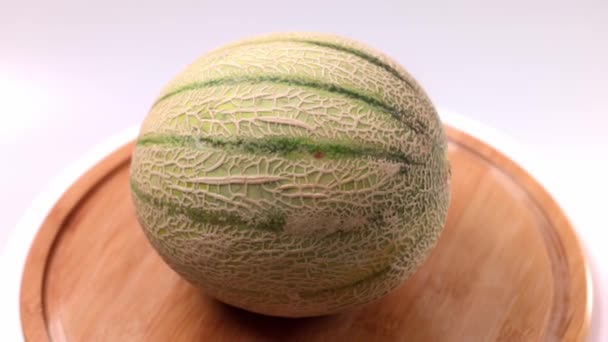 Close View Cantaloupe Melon Wooden Cutting Board Isolated — Wideo stockowe